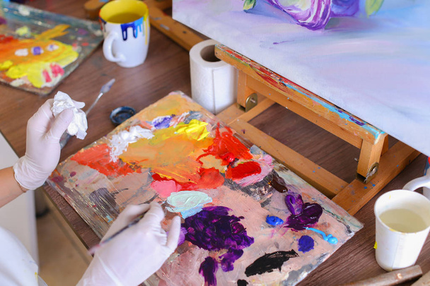 Umělec, vytáhne barvy z trubek na palety na míchání barev t - Fotografie, Obrázek