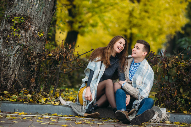 Mladý pár v parku v podzimní sezóně - Fotografie, Obrázek