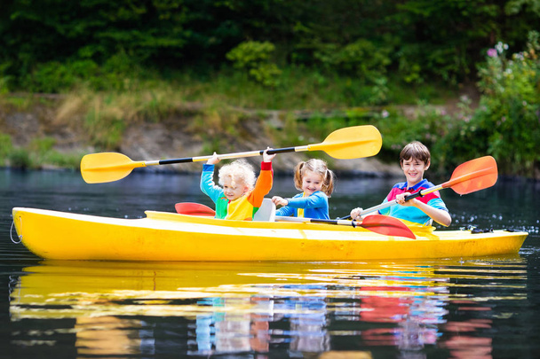 Kinder paddeln auf einem Fluss - Foto, Bild