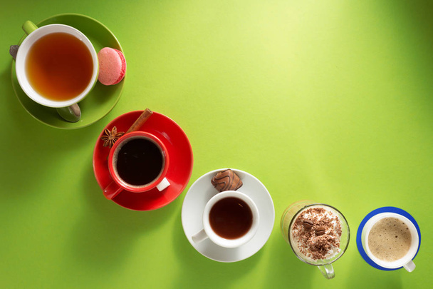kuppi kahvia, teetä ja kaakaota värikkäällä taustalla
 - Valokuva, kuva