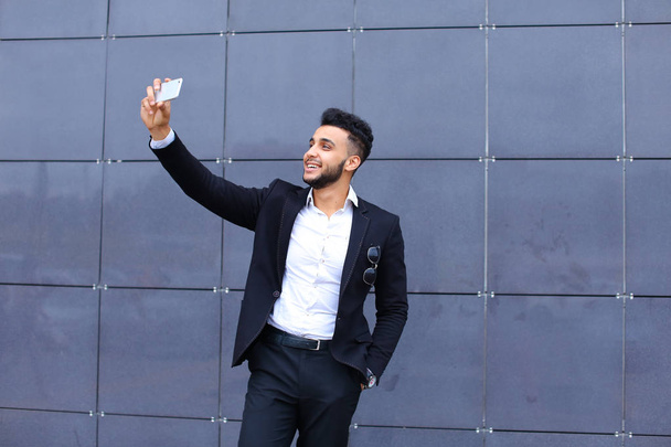 Arabská krasavec má chytrý telefon selfie v obchodním centru - Fotografie, Obrázek