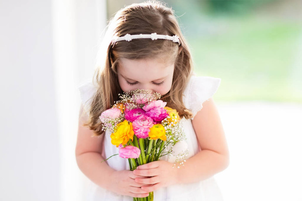 Menina com buquê de flores
 - Foto, Imagem