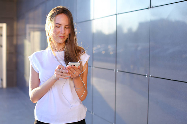 Une jeune adulte jolie fille étudiante femme d'affaires tient le téléphone
 - Photo, image