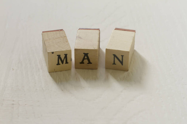 Blocos de letras formando a palavra homem
  - Foto, Imagem