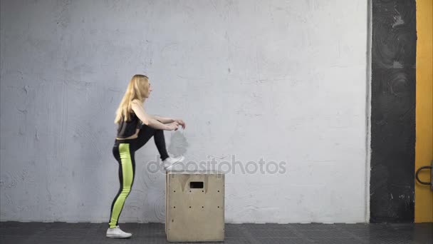 nainen hyppää ylös laatikkoon
 - Materiaali, video