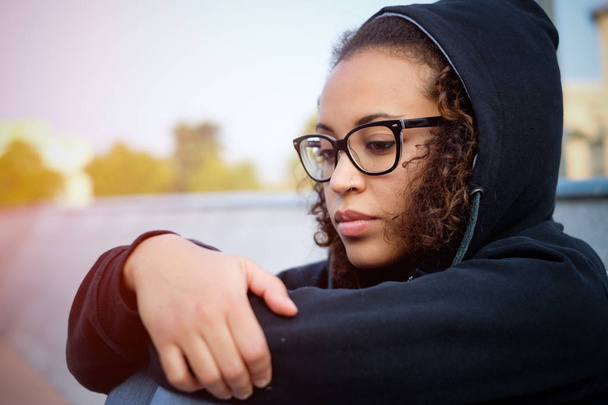 Szomorú fiatal afro-amerikai lány egyedül a város utca - Fotó, kép