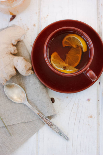 Имбирный чай с лимоном, лаймом и медом на белом
. - Фото, изображение