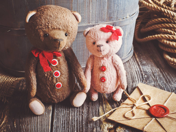Teddy bears couple holding hands - Photo, Image