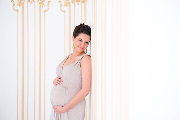 Belle femme enceinte attendant un enfant
 - Photo, image