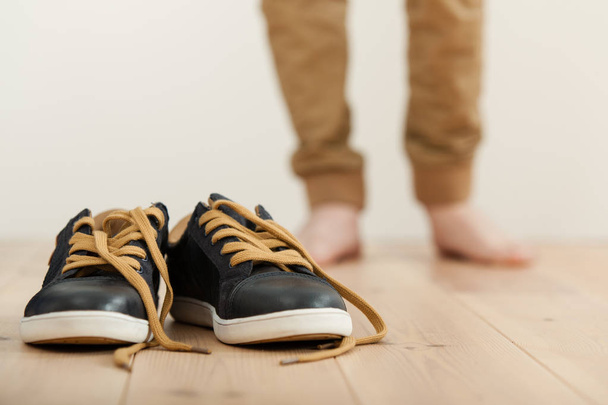 Par de lace up tênis limpos no chão
 - Foto, Imagem