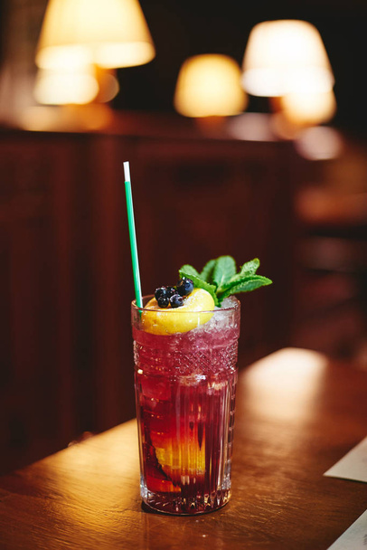 barberry lemonade with cocktail tube - Foto, immagini