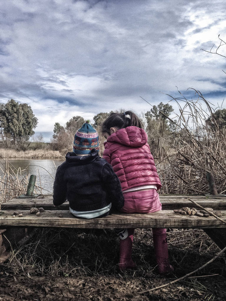Nehre taş atan çocuklar - Fotoğraf, Görsel
