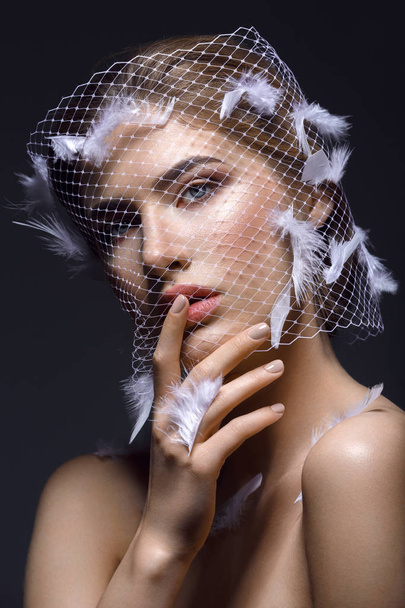Красивая девушка в вуали с перьями
 - Фото, изображение