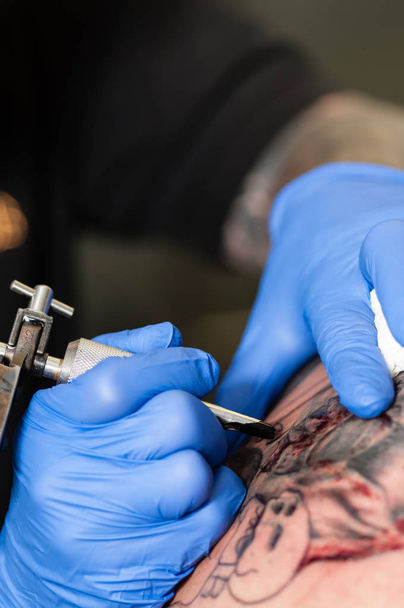Tattoo artist making tattoo - Foto, Imagen