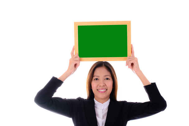 Heureuse femme d'affaires asiatique souriant et tenant la bannière verte sur fond blanc
. - Photo, image