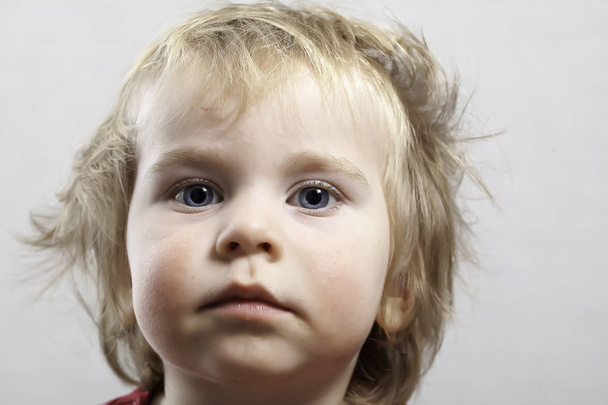 Portret lustiges Baby Kleinkind blonder Junge - Foto, Bild