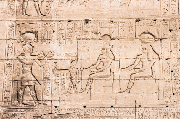Parede do templo de Hathor em Dendera
 - Foto, Imagem