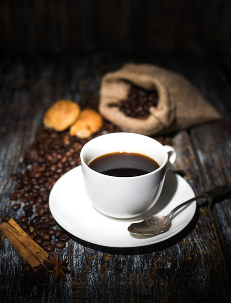 コーヒー カップ、コーヒー豆、ビスケット、木製の背景にクッキー - 写真・画像