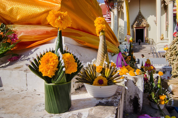 Oferta de arroz feita de folha de banana e flor, tradicional tailandês
 - Foto, Imagem