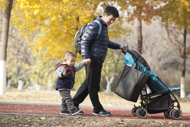 Buon vero padre e figlio che camminano in un parco
 - Foto, immagini