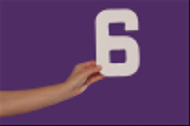 vrouwelijke hand houden van de nummer 6from links - Foto, afbeelding