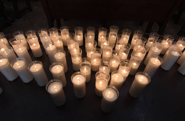 Luzes de vela cerimonial
 - Foto, Imagem