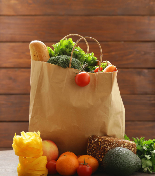 Élelmiszer élelmiszer bevásárló táska - zöldségek, gyümölcsök, kenyér és tészta - Fotó, kép