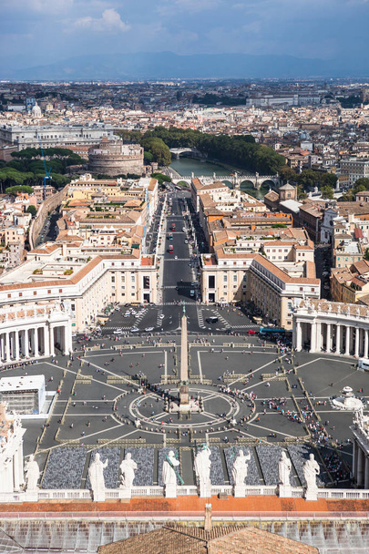 Słynnej Saint Peter's Square w Watykan, lotu ptaka widok miasta Rzym, Włochy.  - Zdjęcie, obraz