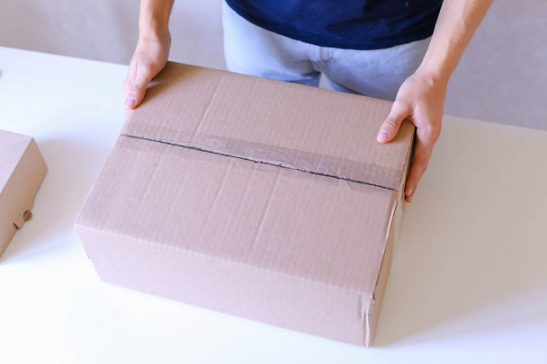 Упакованные коробки, запечатанные лентой со всех сторон, поворот
 - Фото, изображение