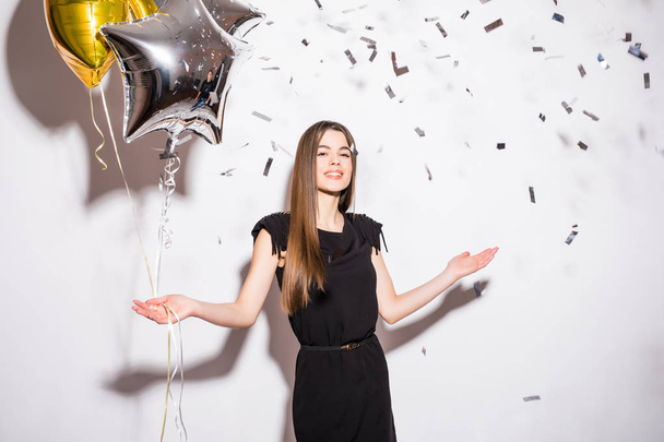 молода жінка тримає зоряну кульку з мухою конфетті на вечірці
 - Фото, зображення