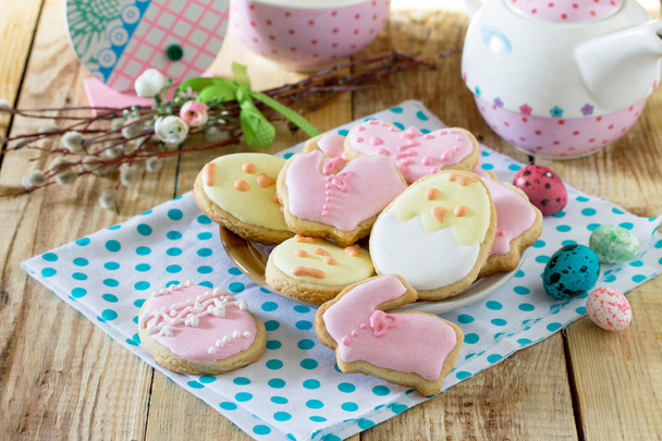 Easter background. Plate with delicious Easter cookies on a fest - Foto, imagen
