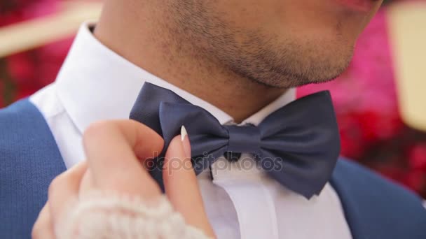 Uma menina endireita laço amarrar seu marido
 - Filmagem, Vídeo