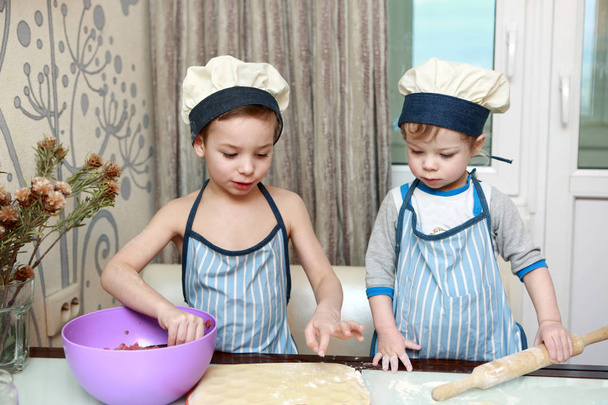 Two Children mold dumplings - Foto, afbeelding