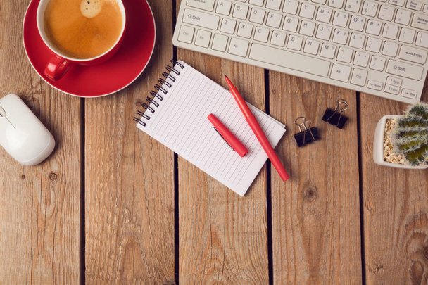 tazza di caffè, notebook e tastiera
. - Foto, immagini