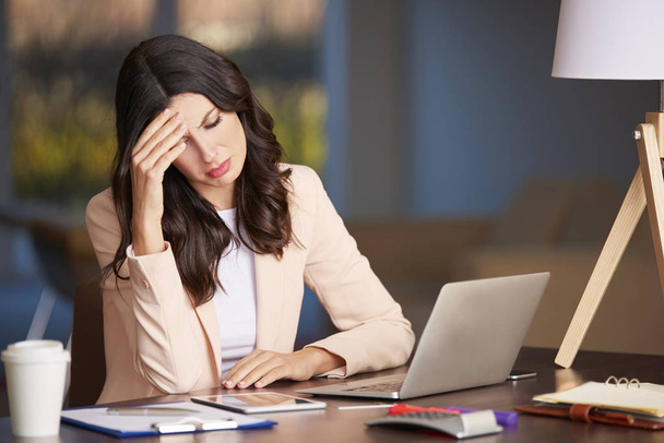 young businesswoman looking stressed - Foto, afbeelding