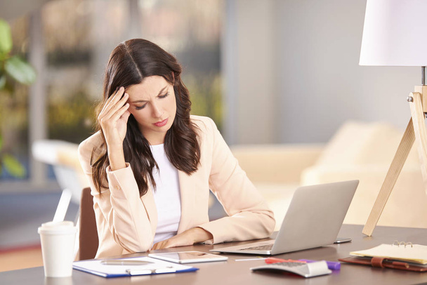 young businesswoman looking stressed - Foto, Bild
