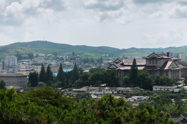 widok na miasto z Kaesong, Korea Północna. - Zdjęcie, obraz