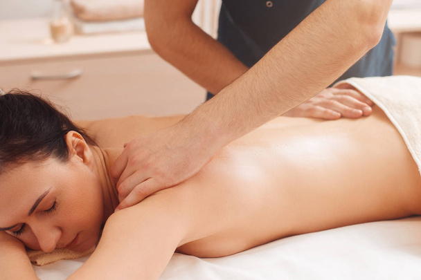 Оголена брюнетка насолоджується масажем вільний простір
 - Фото, зображення