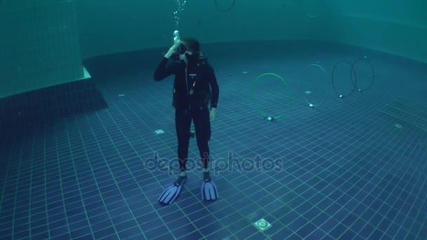 Diving course in the pool. - Video, Çekim