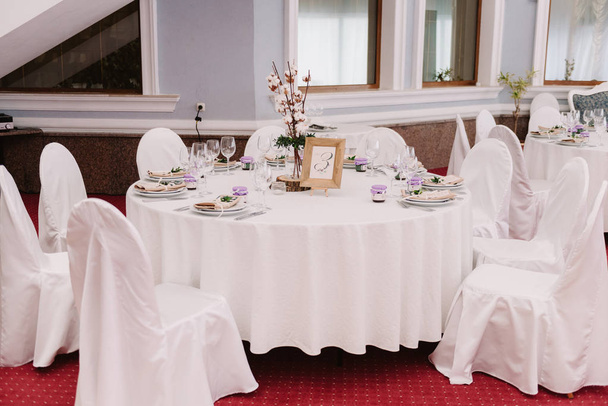 Весільний гостьовий стіл, прикрашений букетом і налаштуваннями
 - Фото, зображення