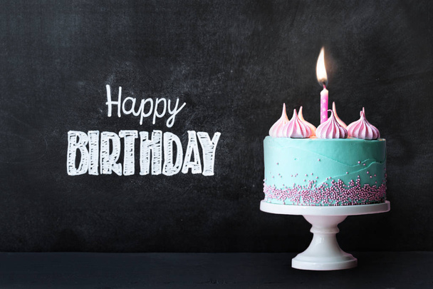 cupcake d'anniversaire contre tableau noir
 - Photo, image