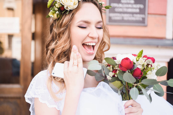 bride holding beautiful bouquet - Фото, изображение