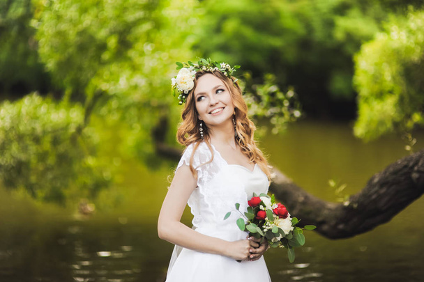 bride holding bouquet - Фото, изображение
