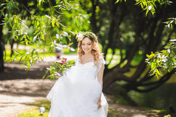 beautiful bride in white dress - Foto, imagen