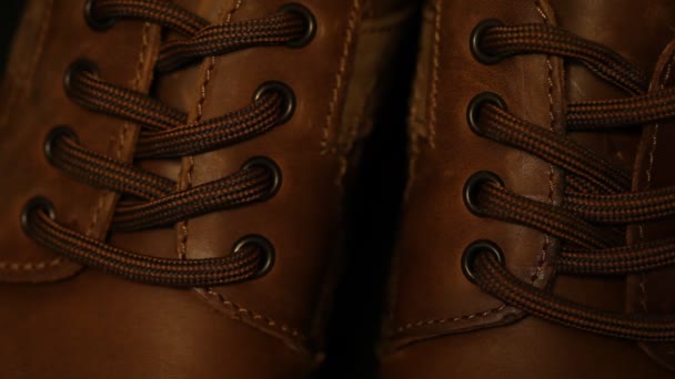 Tkaničky blízko, kožené boty - Záběry, video