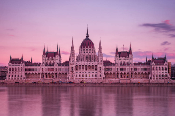 Здание парламента Венгрии в сумерках
 - Фото, изображение