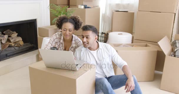 Couple heureux en utilisant un ordinateur portable dans leur nouvel appartement
 - Séquence, vidéo
