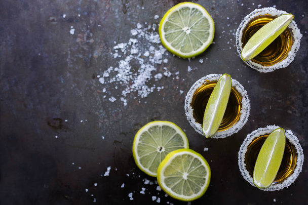 Zlatý Mexická tequila shot s zelené vápna a sůl - Fotografie, Obrázek