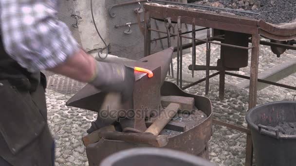 Kovář kovářství kované železné kovadliny kladivo - Záběry, video