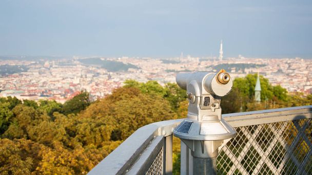 Binóculos para olhar, panorama da cidade a partir da torre de observação
 - Foto, Imagem